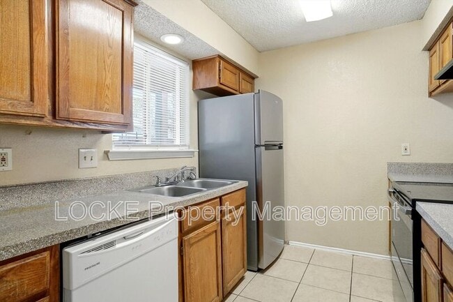 Building Photo - 2408 Summer Pl Dr