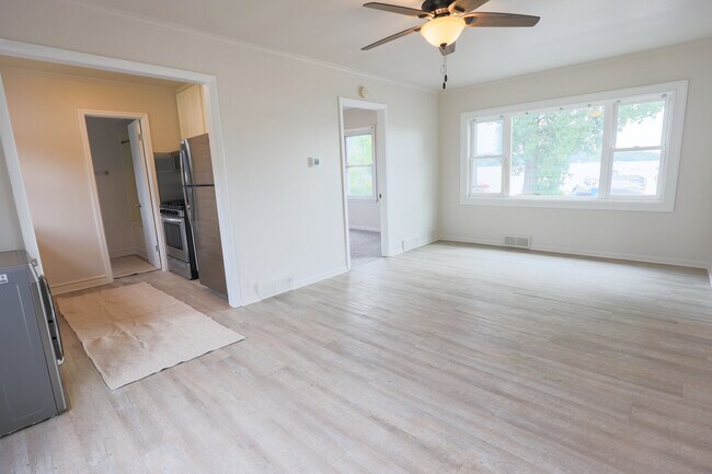 Foto del edificio - 528 N Cogswell Dr