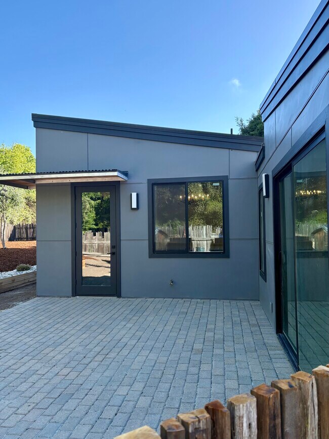 Building Photo - 6 Scarlett Rd