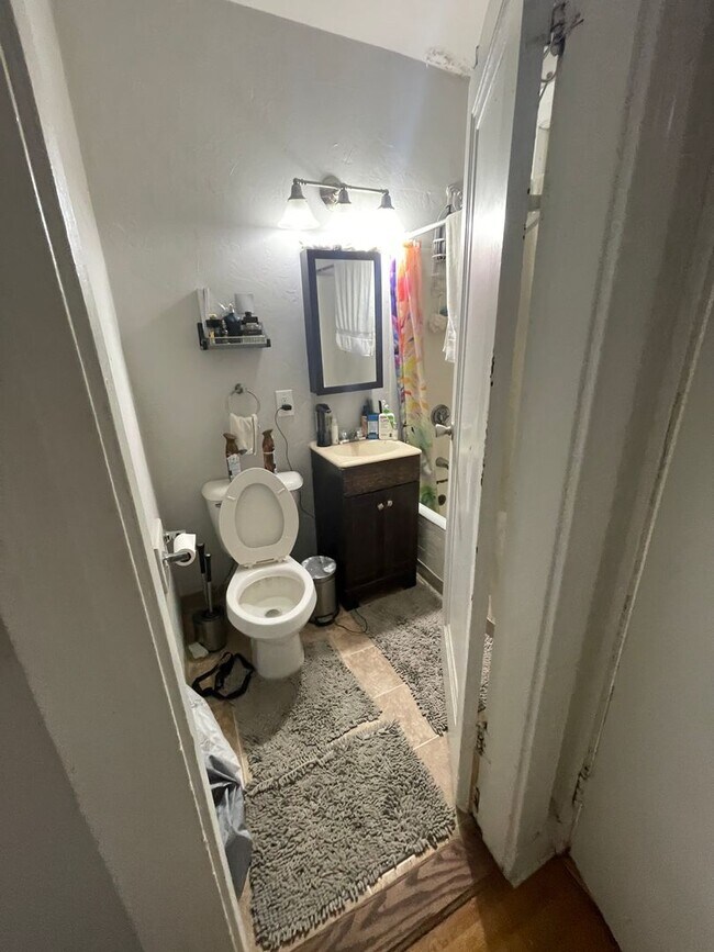 Foto del edificio - All New Split 2 Bed with Stainless Kitchen, New Floors Students Ok Laundry April 1