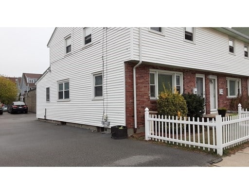 Building Photo - 46 Saybrook St