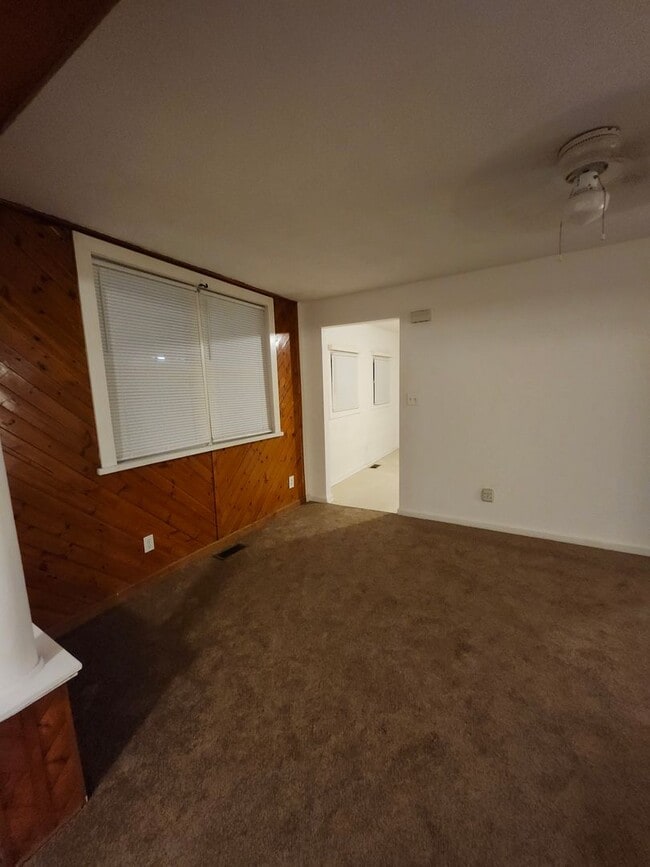 Building Photo - 2 Bedroom 1 Bathroom Single Family home