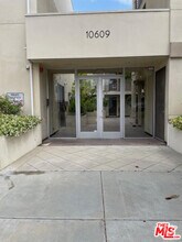 Building Photo - 10609 Bloomfield St
