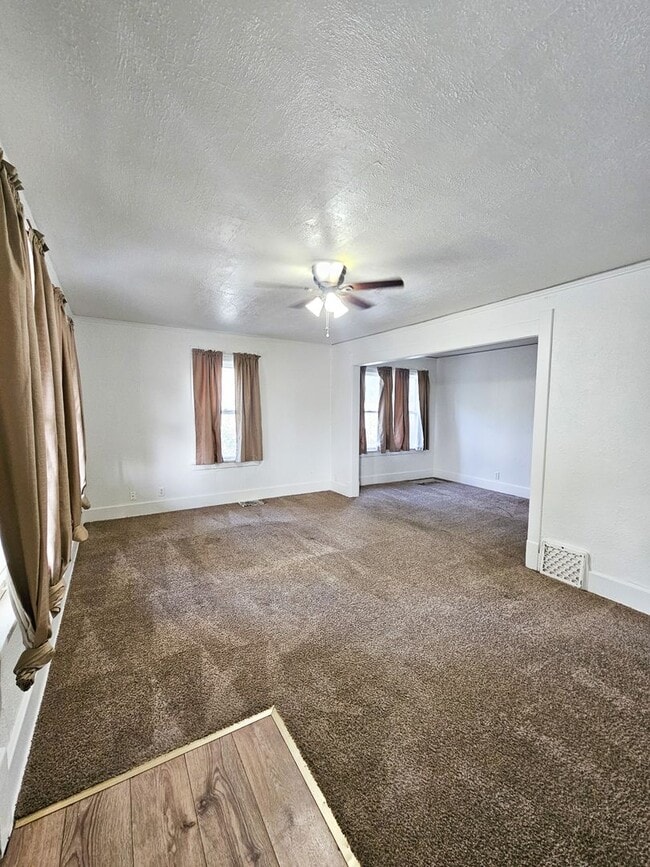 Building Photo - 4 Bedroom Home Located Downtown