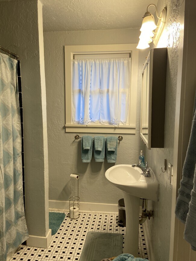 Foto del edificio - 321 E Duffy St