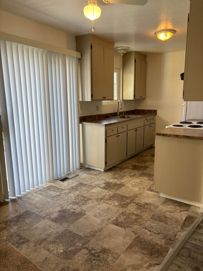 Foto del edificio - 2 bedroom ~1 bath ~ 1 car Garage!!