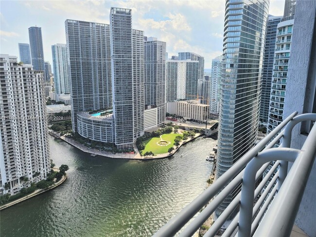 Foto del edificio - 325 S Biscayne Blvd