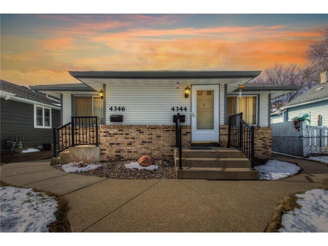 Casa frontal de noche - 4344 Chicago Ave