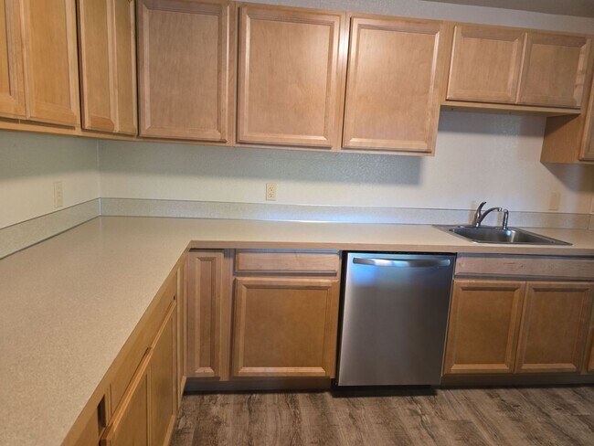 Foto del edificio - Over 1500 sqft! 3 bedroom 2 full bath suit...