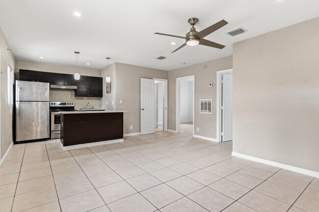 Building Photo - 709 SW 13th Ave