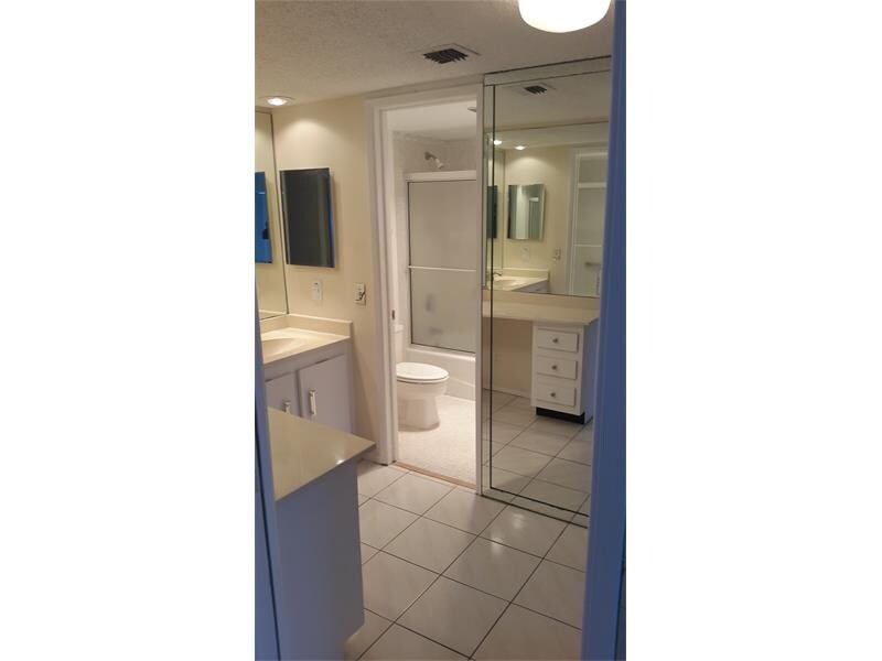 Foto principal - 3960 Oaks Clubhouse Dr