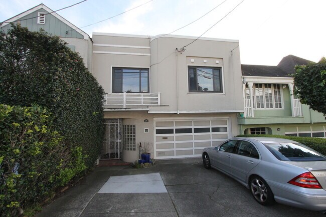 Building Photo - EPIC REA/AZARI PM-3 Bed/1.5 Bath/ 2 Story ...