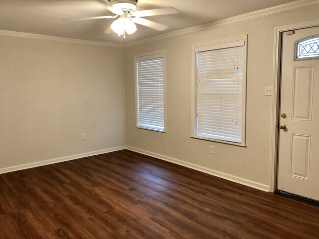 Foto del edificio - 3br/2ba cottage by LSU with all new appl, 2nd house from River Road