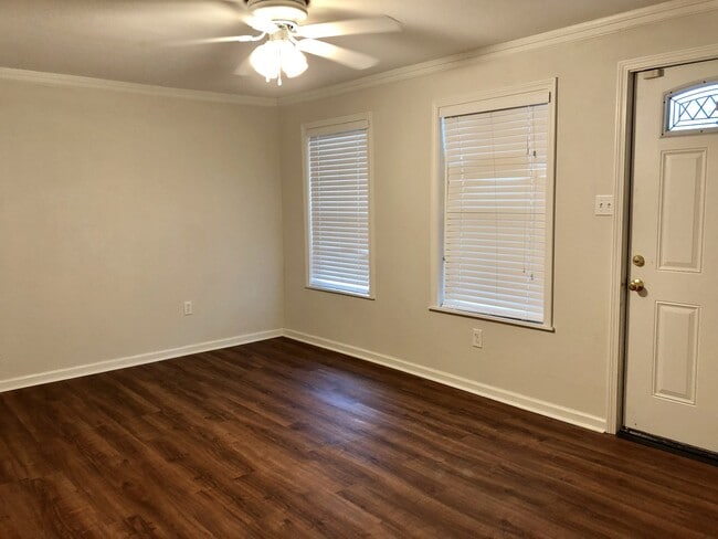 Building Photo - Totally updated 3br/2ba cottage by LSU with all new appl, 2nd house from River Road