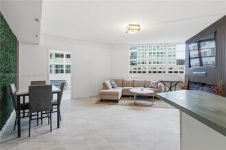 Building Photo - 801 Brickell Bay Dr