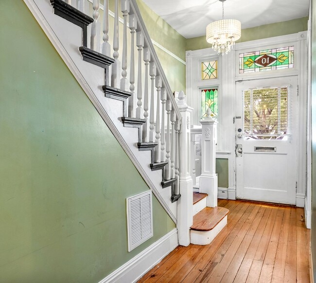 Building Photo - FAN DISTRICT HOME WITH 3 BEDROOMS AND 3 FU...