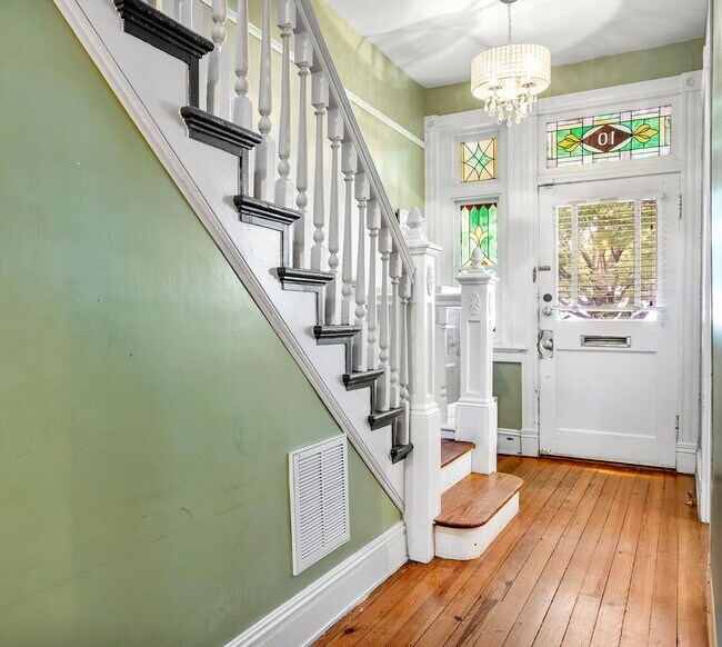 Foto del edificio - FAN DISTRICT HOME WITH 3 BEDROOMS AND 3 FU...