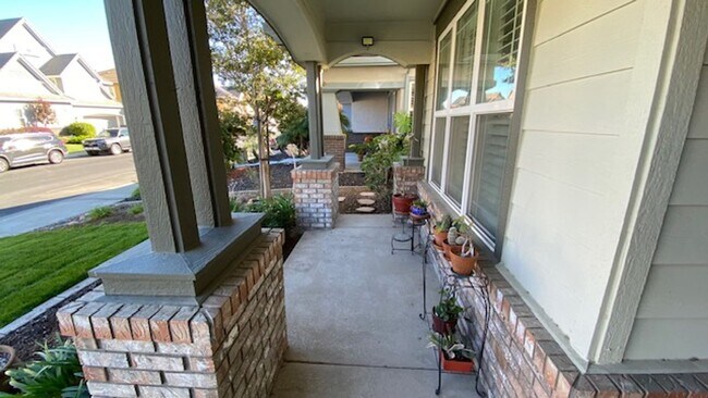 Foto del edificio - For Rent – Spacious 4-Bedroom Home with Bo...