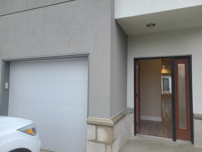 Building Photo - 550 Sandison St