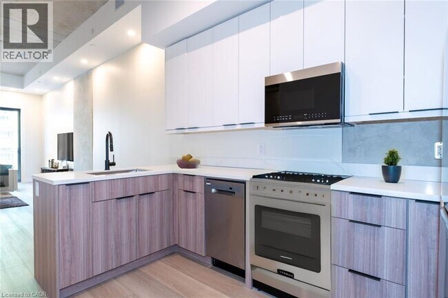 Building Photo - 169 James St S