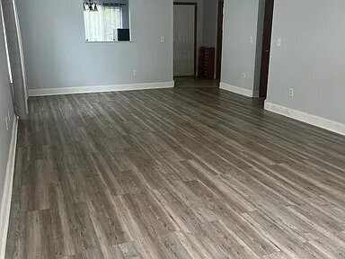 Foto del edificio - The home features beautiful LVP flooring, granite countertops, stainless steel appliances, and a ...