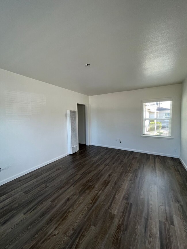 Building Photo - ONE BEDROOM REMODEL UNITS