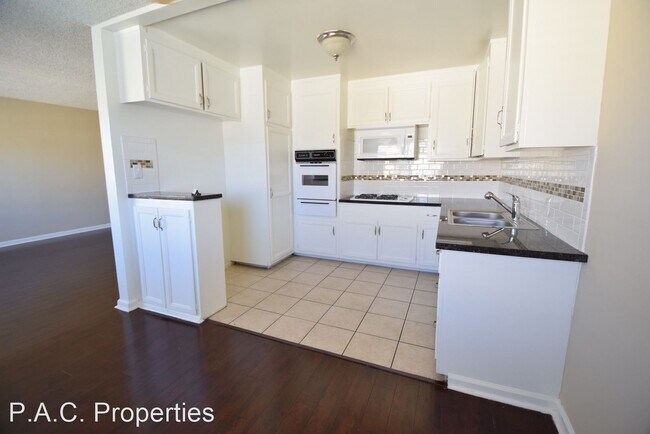 Building Photo - 2 br, 2 bath Apartment - 6512 Woodman Aven...