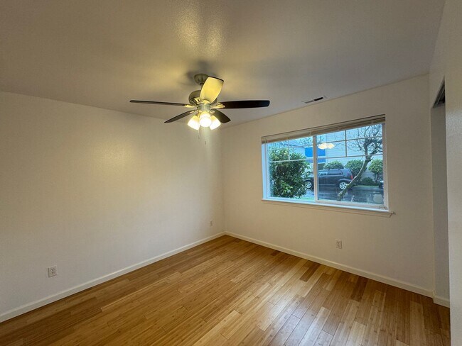 Foto del edificio - 11219 3rd Ave E