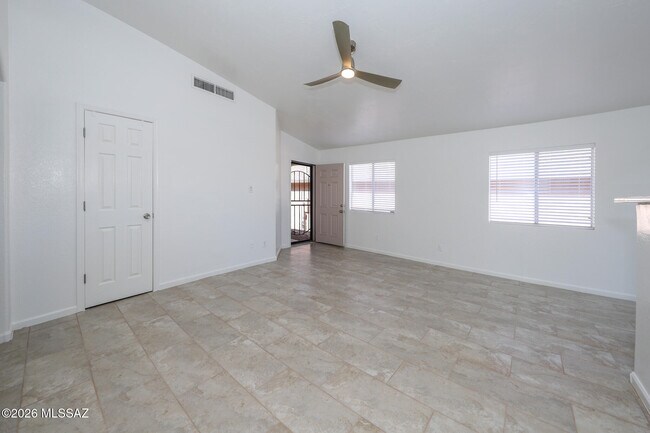 Foto del edificio - 8873 E Rose Tree Dr