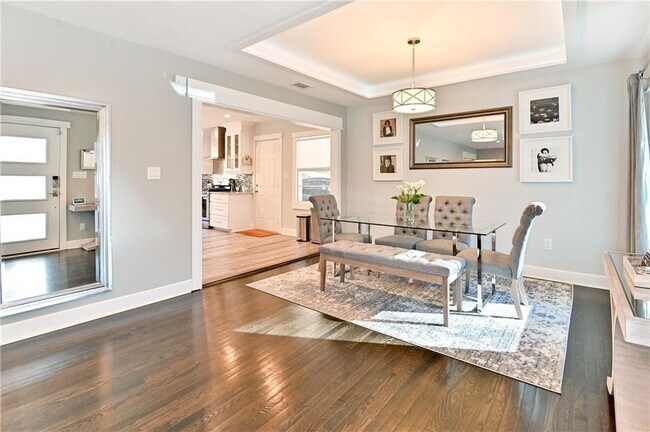 Building Photo - 2227 Edgemore Dr SE