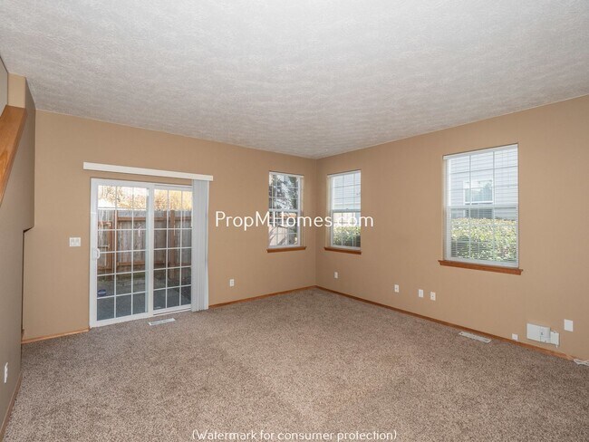Foto del edificio - Inviting Three Bedroom Townhouse - Prime Clackamas Location!