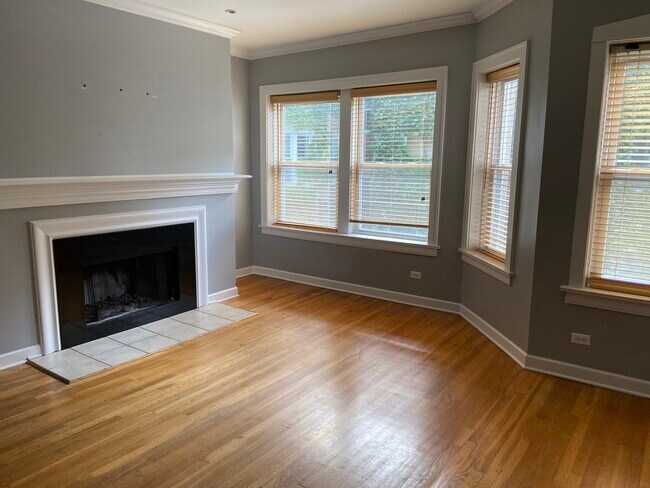 Building Photo - 867 W Cornelia Ave