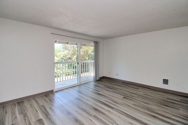 Building Photo - 5704 SW Beaverton Hillsdale Hwy