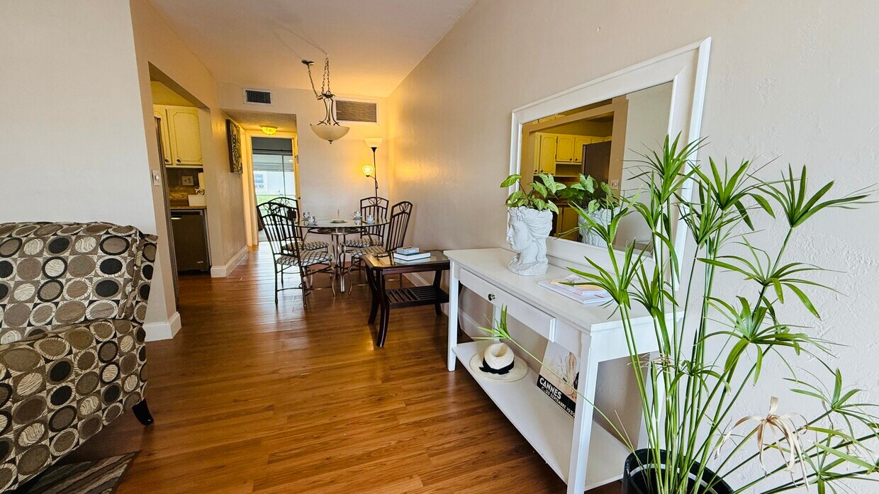 Foto principal - 2102 Lake Osborne Dr