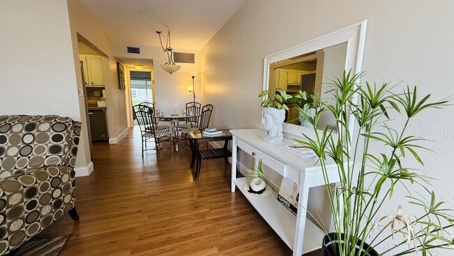 Foto del edificio - 2102 Lake Osborne Dr