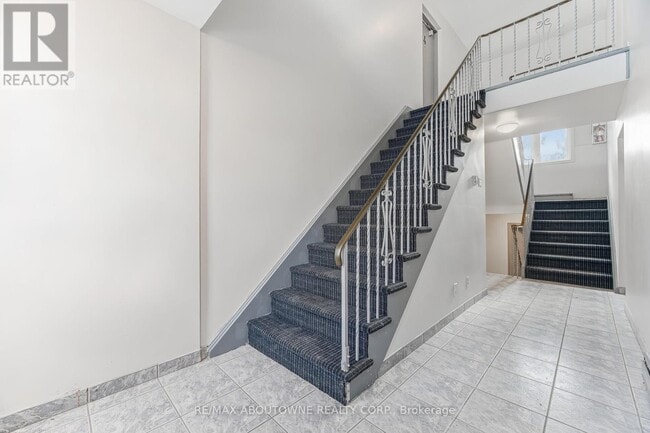 Building Photo - 2320 Hixon St