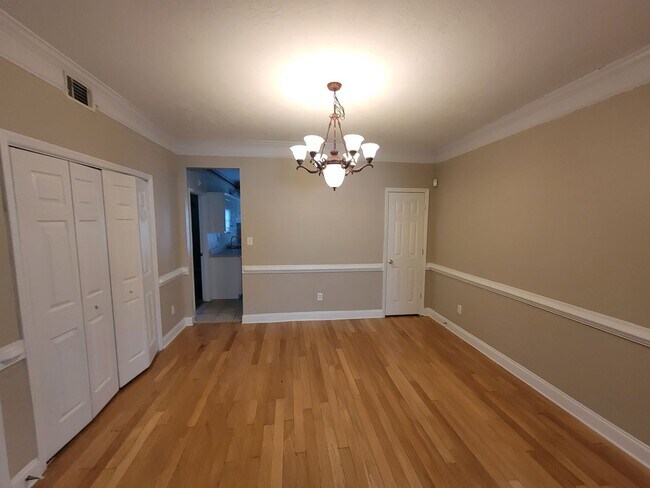 Building Photo - 211 Brook Ct