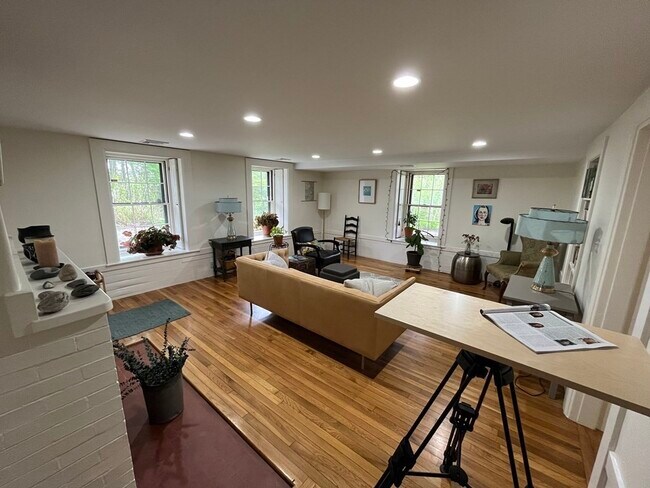 Foto del edificio - 180 Moss Hill Rd