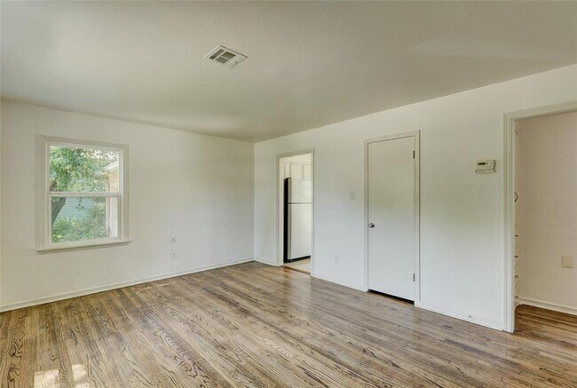 Foto del edificio - 113 E 12th St