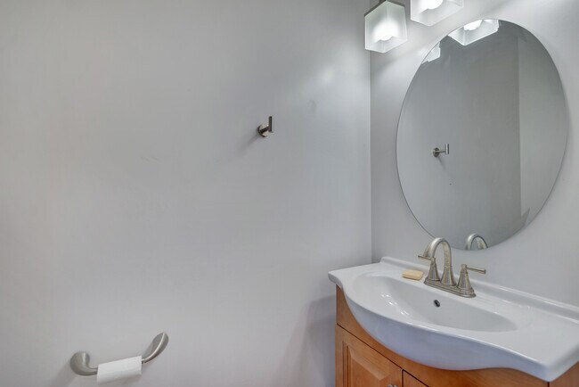 Building Photo - 1425 C St NE