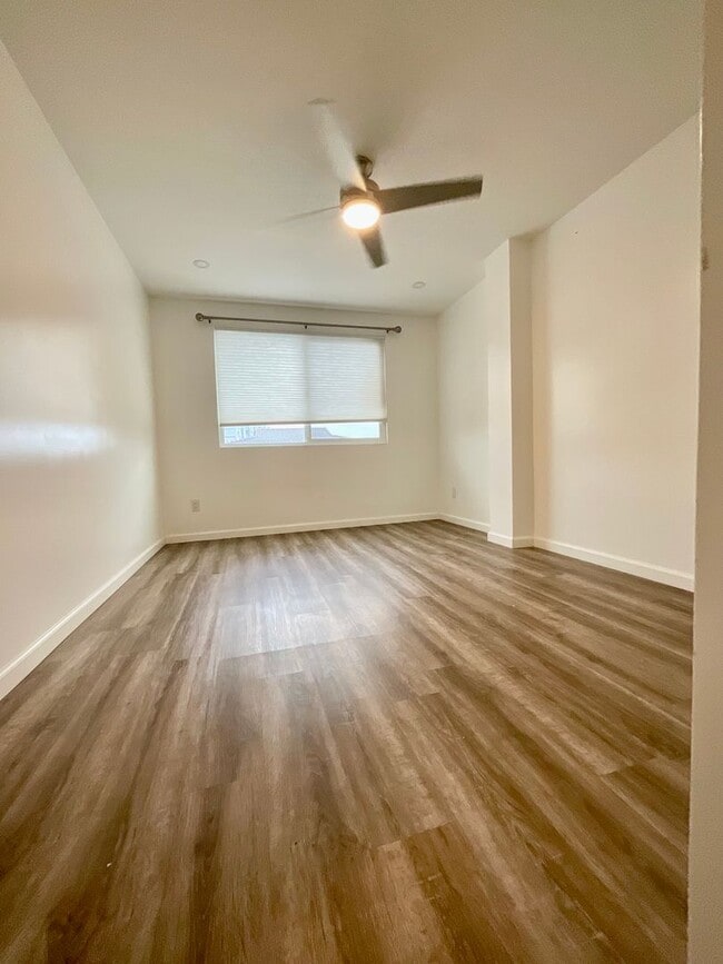 Building Photo - Spacious Duplex--5Beds, 2Baths  Ground Floor Unit