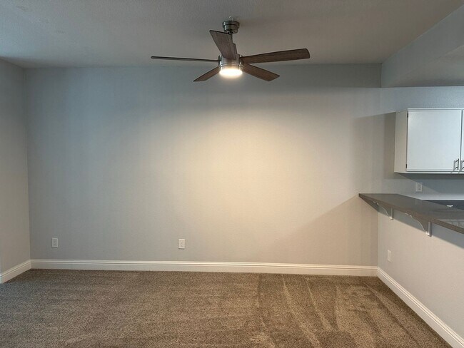 Building Photo - Remodeled and spacious 1 bedroom, 1 bathro...