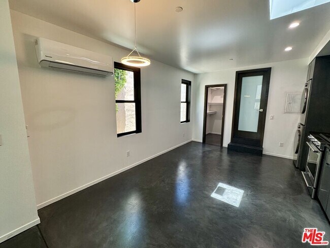 Foto del edificio - 902 N Harper Ave