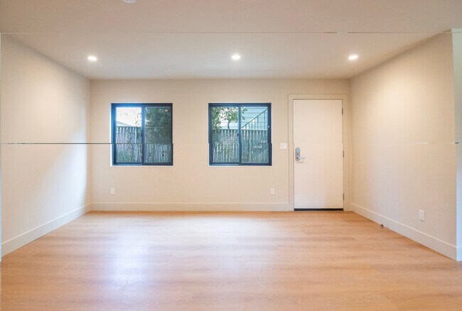 Building Photo - 4541 1/2 Melbourne Ave