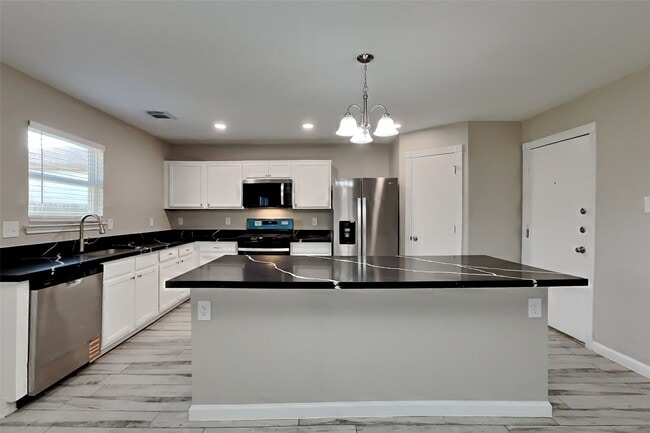 Building Photo - 7750 Shavano Ln