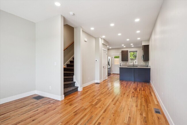 Foto del edificio - 4 Bedroom 3 Bath in Denver with Rooftop Pa...