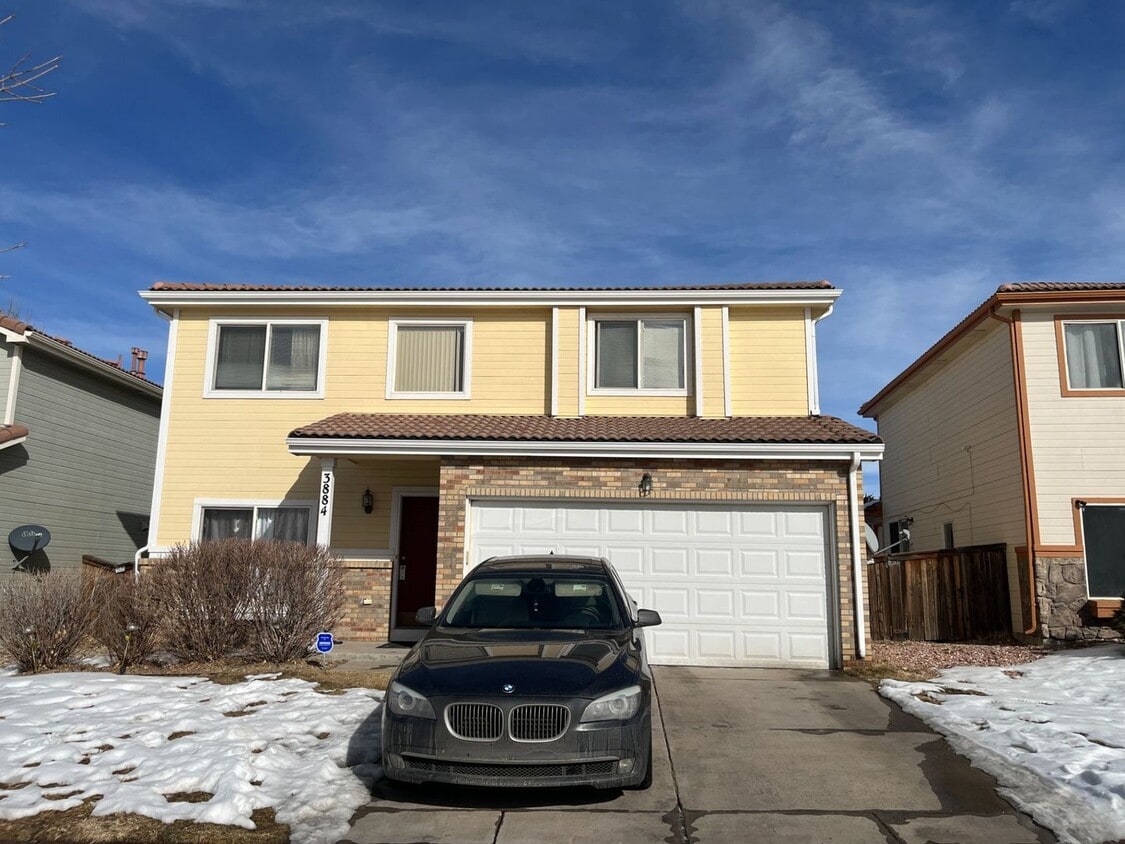 Foto principal - Nice 3 bed 2 bath with loft and 2 car atta...