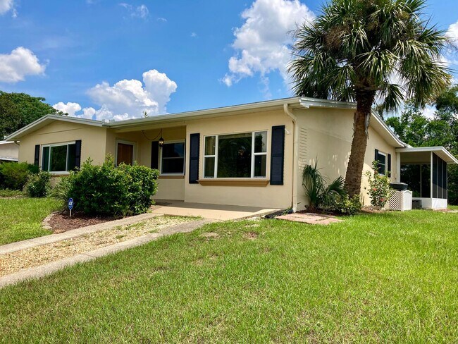 Building Photo - Clean ready to go 2/1 in Beverly Hills!