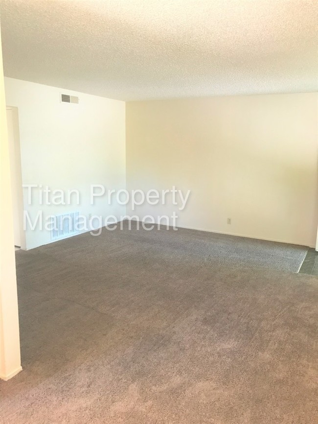 Foto del edificio - 4400 Greenholme Dr