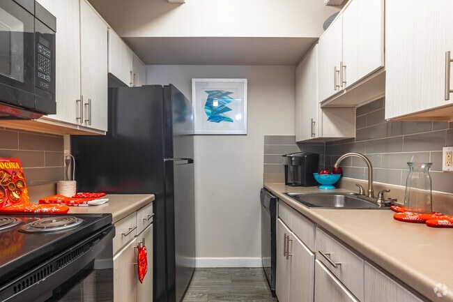 1 habitación, 1 baño - 734 pies cuadrados - Cocina - The Pearl at Midtown